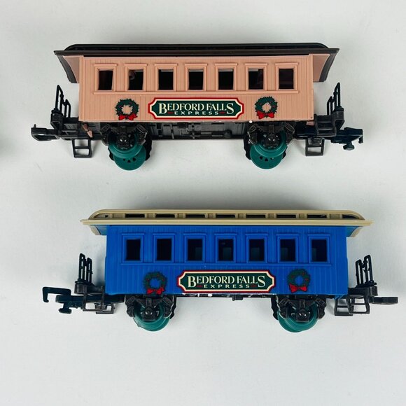 Bedford Falls Express Village Train Set With Station & 3 Train Cars NO ENGINE - Picture 6 of 7